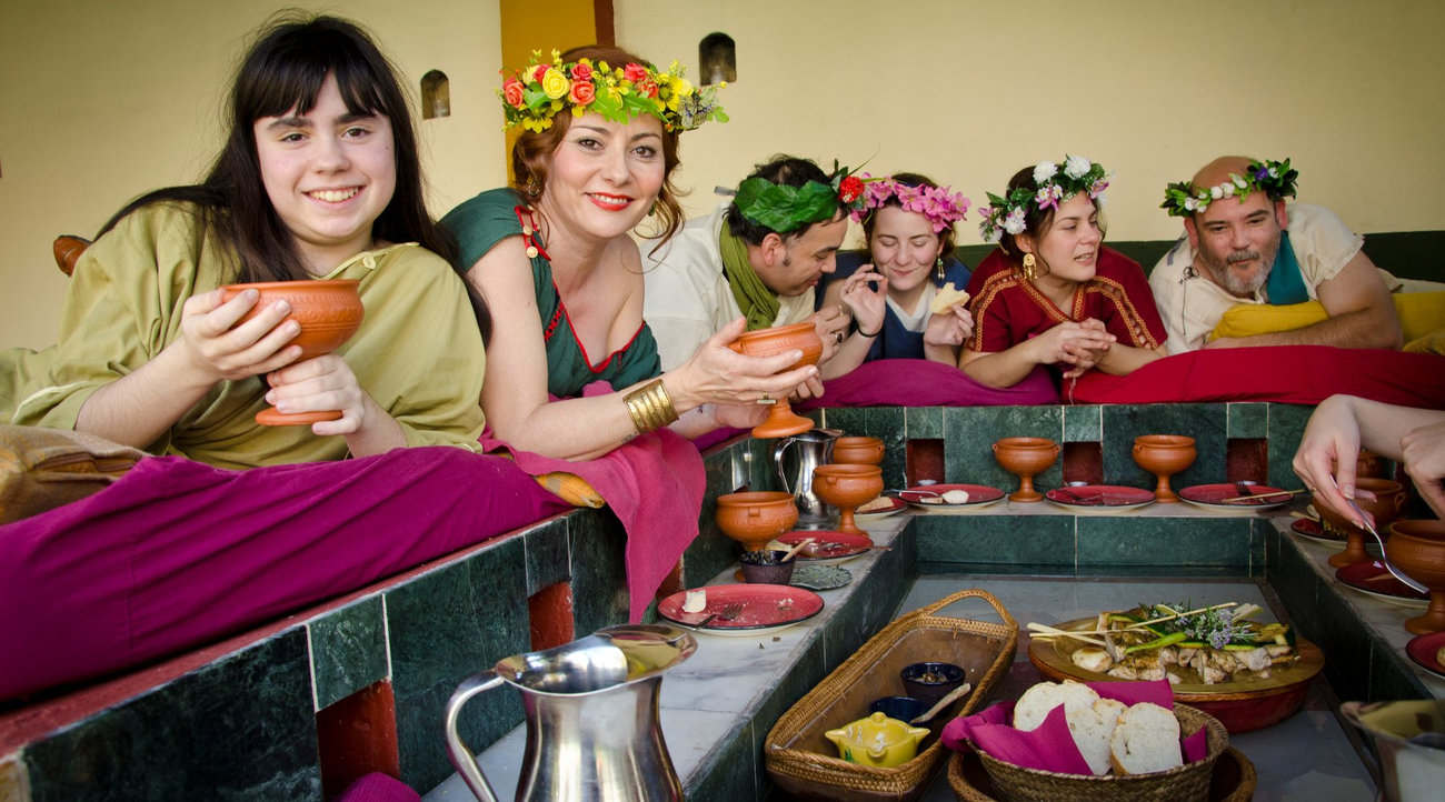 comiendo en el triclinium