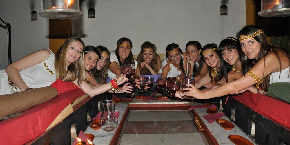 Divertirse en grupo en el triclinium