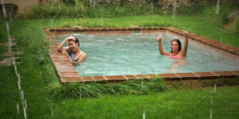 Bañándose en la piscina bajo la lluvia