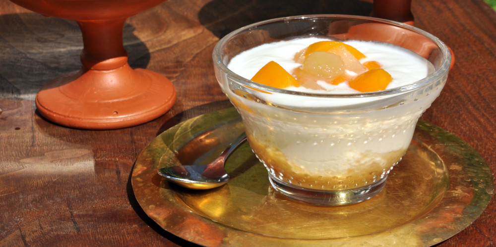 Yogur casero con mermelada y trocitos de fruta