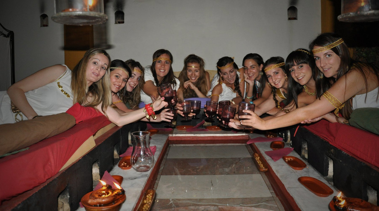 Divertirse en grupo en el triclinium