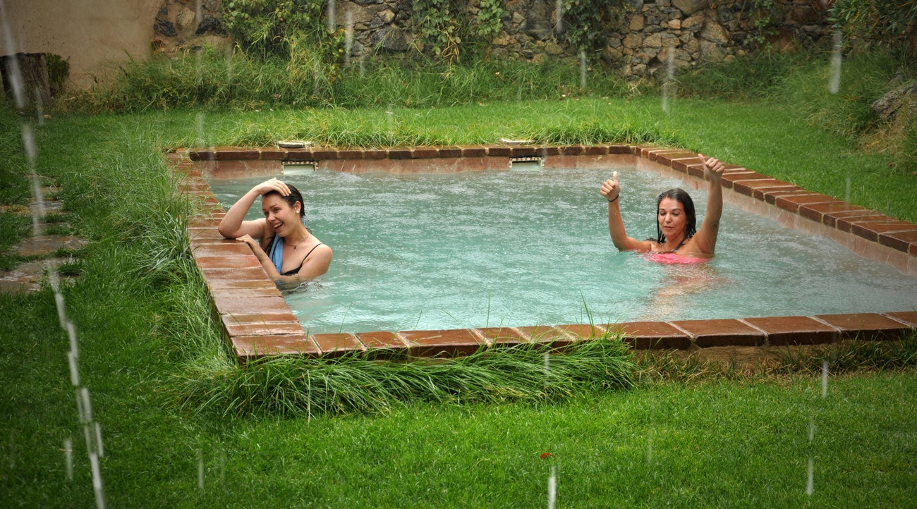 Bañándose en la piscina bajo la lluvia
